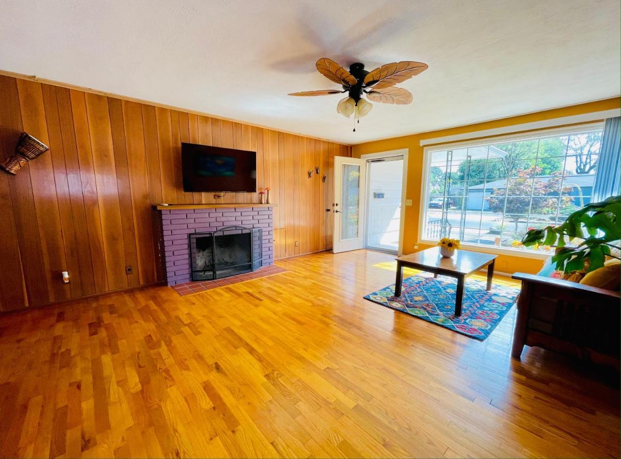 Colorful 50'S Ranch In The Heart Of Eugene Βίλα Εξωτερικό φωτογραφία